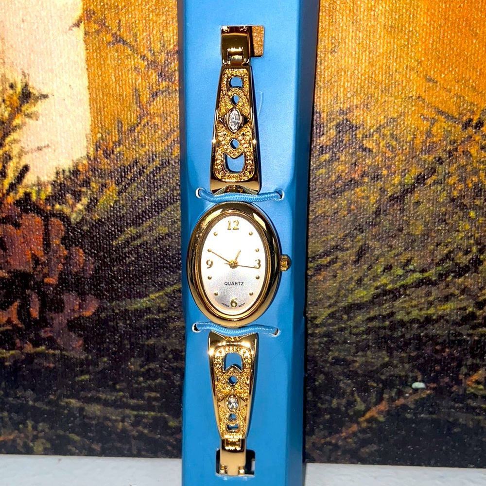 NWOT Avon Twist Motif Cuff to Link Goldtone Watch